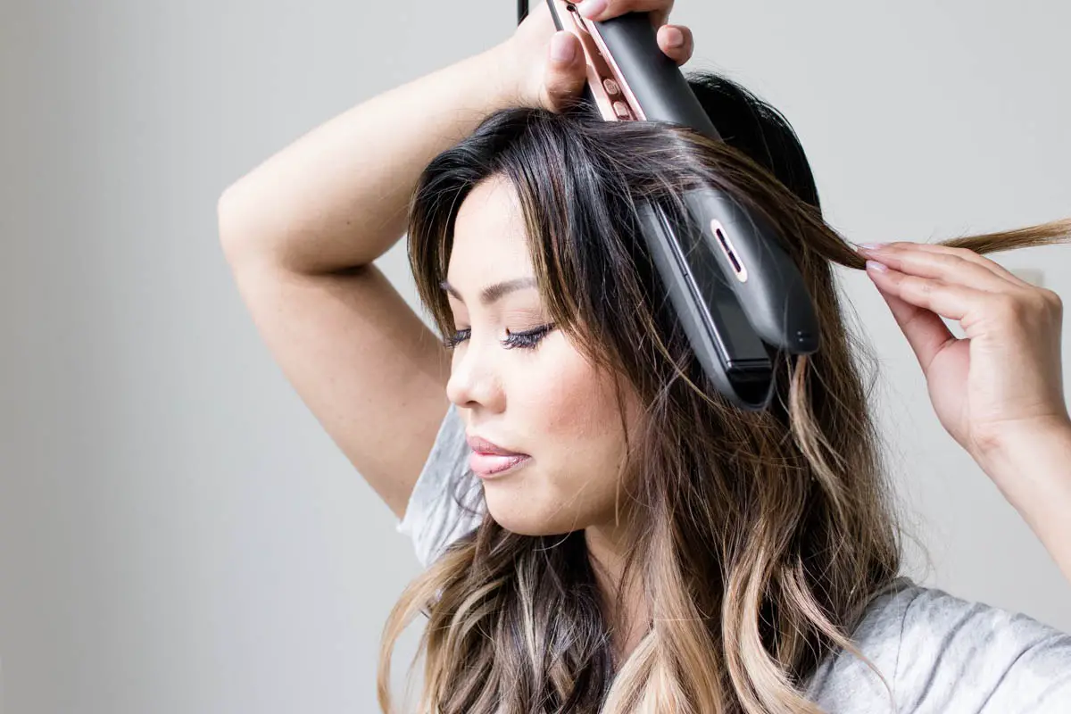 learn how to use a flat iron to make curls